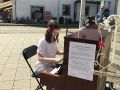 junger mann am klavier