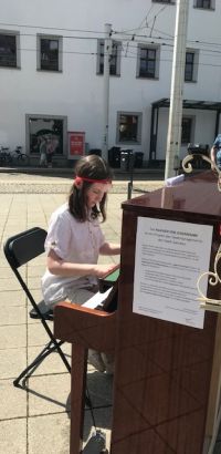 junger mann am klavier
